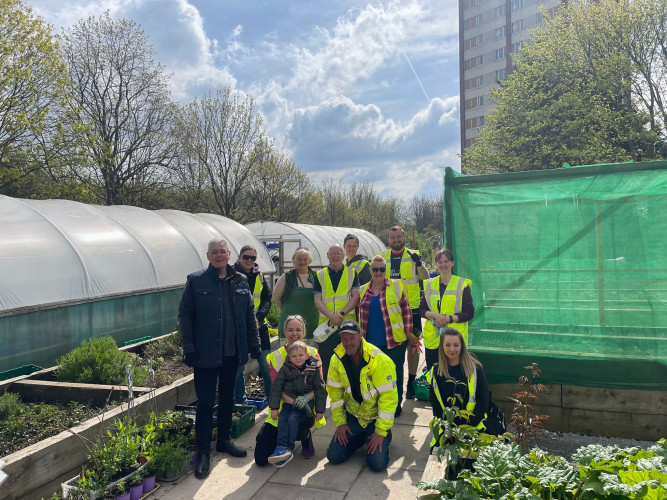 Volunteers-in-the-community-garden-at-Emmaus-Merseyside